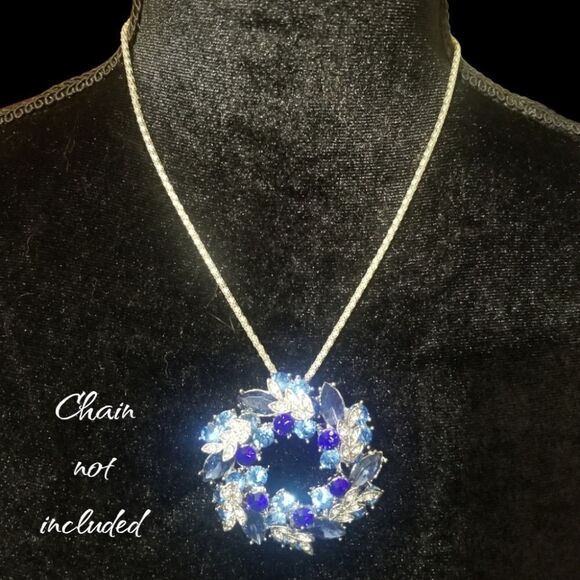 ⭐️ Vintage Blue/Clear Rhinestone Wreath in Silvertone Brooch/Pendant - Picture 6 of 8